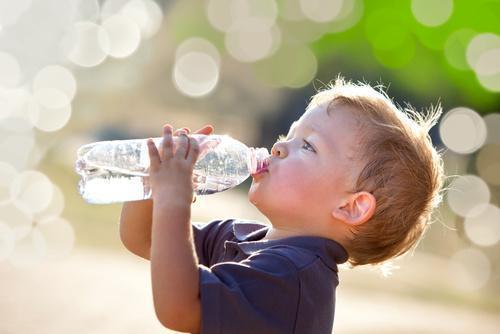 Kind trinkt aus Wasserflasche